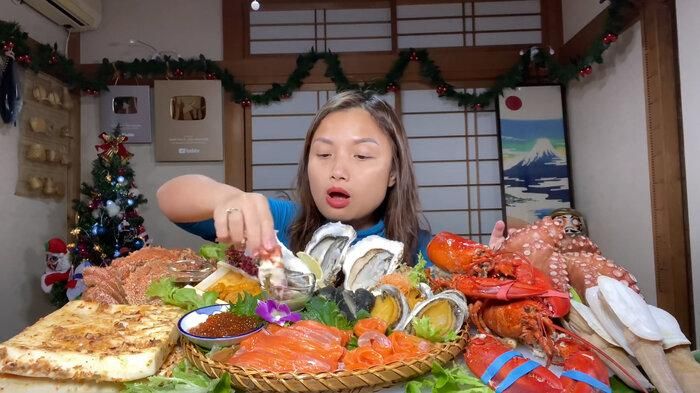 Cua lông, mực, bạch tuộc, ốc vòi voi, bào ngư, hải sâm, tôm hùm, cầu gai, hàu, cá hồi, trứng cá hồi… đều là những hải sản có giá khá cao.