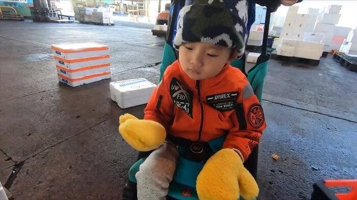 Sự xuất hiện của bé Sa trong vlog ăn mừng của Quỳnh Trần cũng khiến người xem phát sốt vì biểu cảm “thờ thẫn” đến đáng yêu.