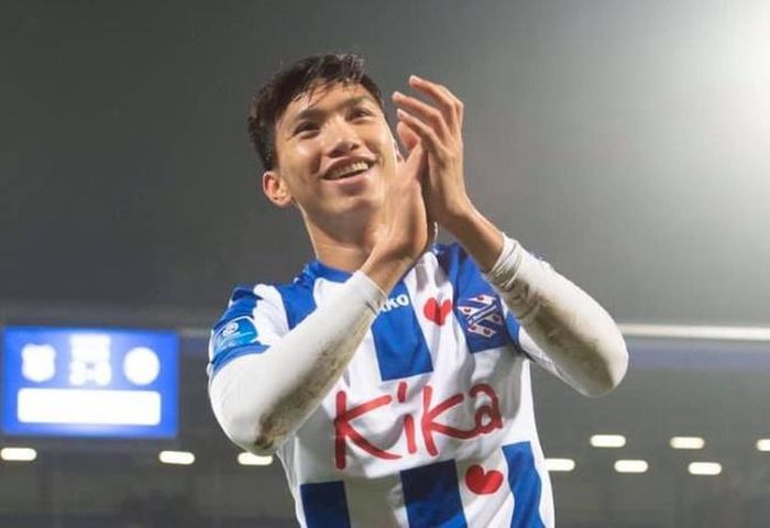 Văn Hậu cười tươi khi cảm ơn các cổ động viên đã đến sân cổ vũ Heerenveen. Ảnh: SC Heerenveen. 