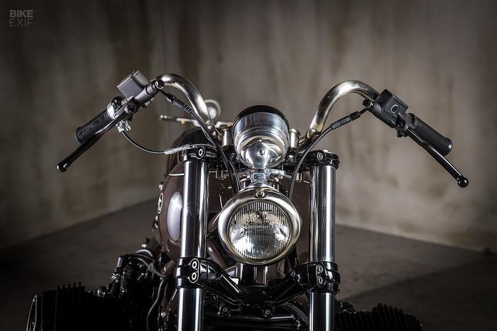 Ghi-đông nay biến tấu sang kiểu chopper nhô cao và cong chếch về phía sau. Đèn chiếu sáng nguyên bản cũng được thay thế bằng đèn halogen tròn nhỏ hơn. Thiết kế phần đầu này có lẽ là lý do chính để chiếc xe được đặt tên Bull Face - Đầu bò tót.