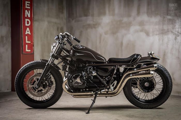 Để có được yên xe nằm ngang đặc trưng của dòng bobber, phần khung phụ phía sau nhô cao ở xe zin được cắt tỉa và chế tạo lại thấp hơn. Yên xe đôi biến mất và được thế chỗ bằng yên solo bọc da. Dè chắn bùn trước làm ngắn lại trong khi dè chắn bùn sau được bố trí sát với bánh xe.
