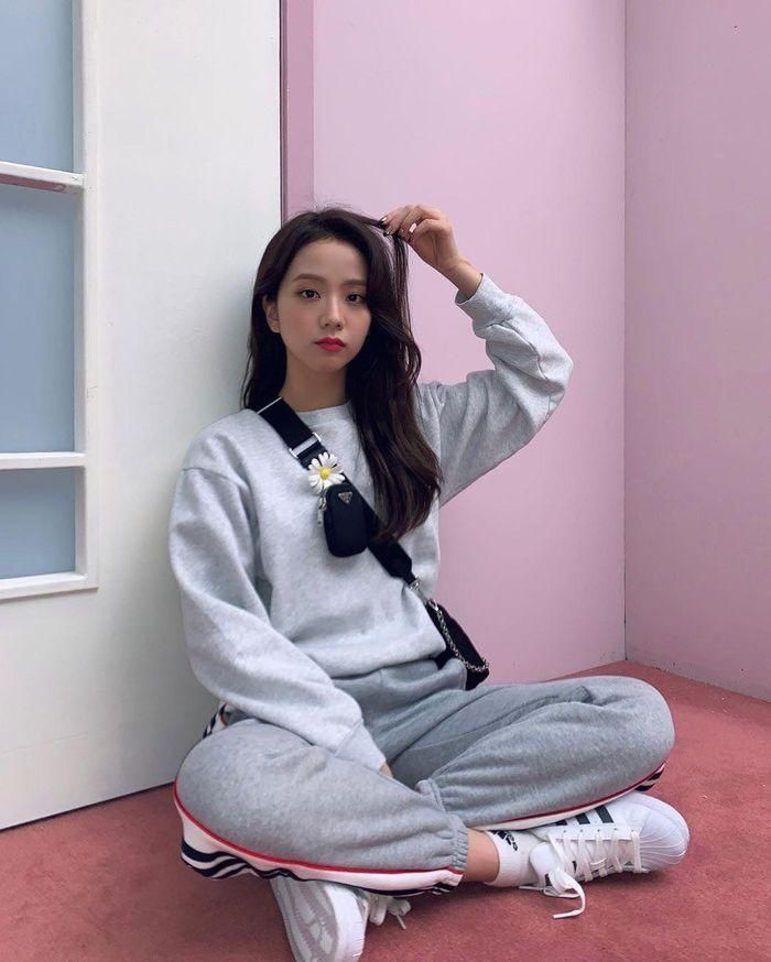 Jisoo bỗng chốc hóa thành quý cô dịu dàng nhưng không kém phần cá tính trong trang phục thể thao. (Ảnh: I.G)