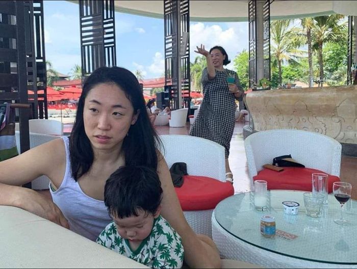 Không chỉ vui đùa, người bà của Nicolas còn có những hành động hơi "lố" so với tuổi, chiếm hết spotlight của cháu trai "trầm tính" suốt từ bộ ảnh đầu tiên.