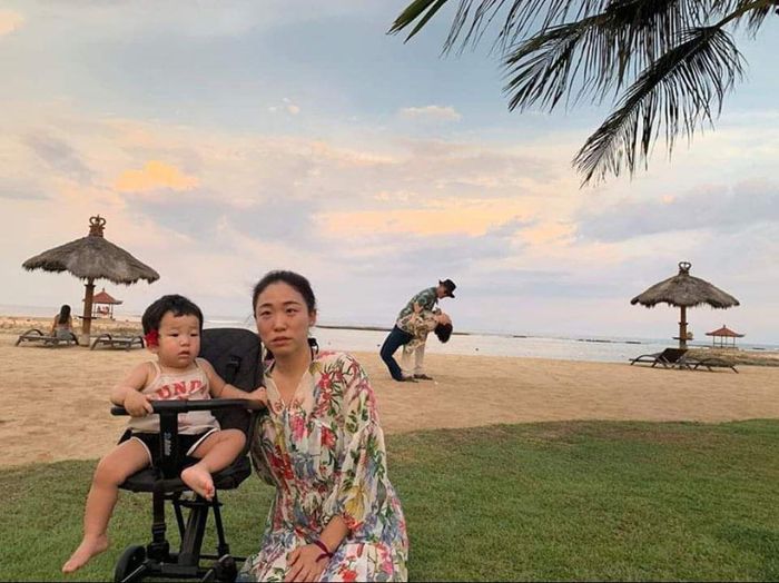 Dù đã lên chức bà nhưng người phụ nữ trung niên trong ảnh mảy may chẳng hề lo lắng cho con cháu đang mỏi mòn ngội đợi.