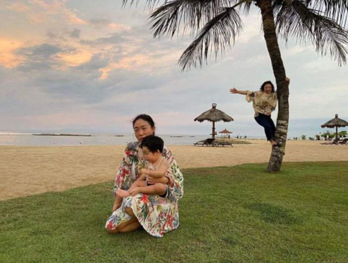 Ở bộ ảnh này, người mẹ Lee Mi Do không còn mặc kệ con mà "quẩy" nữa, thay vào đó là để ý chăm sóc Nicolas mà thay vào đó là mẹ cô thỏa sức vui chơi trên bãi biển.