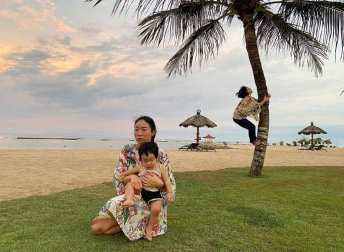 Lên chức bà quá sớm khi vẫn còn trẻ trung và dư sức khỏe để vui chơi, người bà dường như chẳng hề quan tâm đến con cháu đang hoang mang ngồi một chỗ mà thoải mái...leo cây.