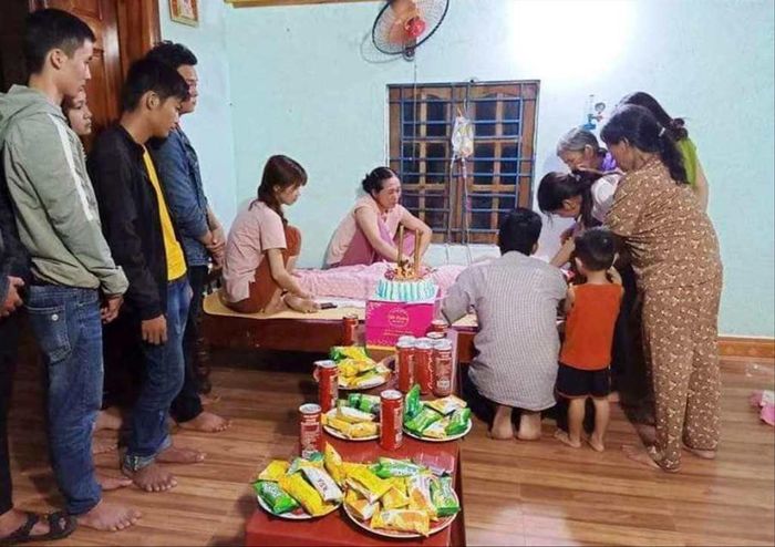 Buổi tiệc sinh nhật của bạn bè tổ chức tại nhà vì sợ cô gái không qua khỏi nạn hiểm nghèo Ảnh: Phan Văn Đức