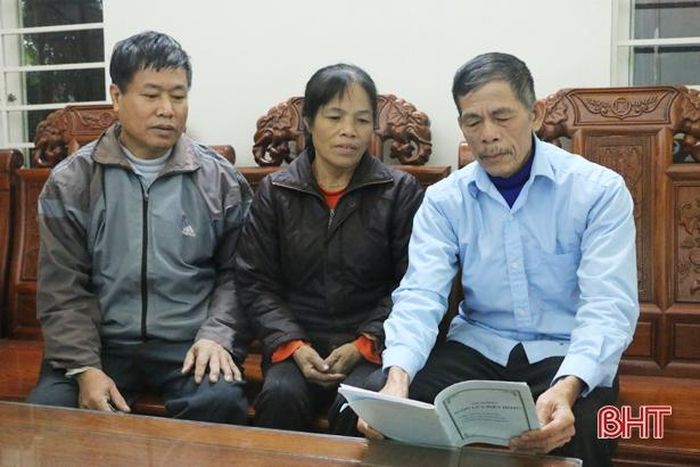 Ông Kiên luôn tranh thủ thời gian, cùng những người nghệ sĩ không “danh” trong xã ôn lại các vở tuồng.