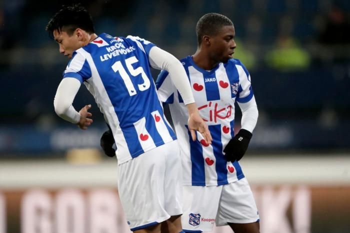 Đoàn Văn Hậu đã lần đầu được tung vào sân thi đấu cho đội một của Heerenveen, thay cho Sherel Floranus.