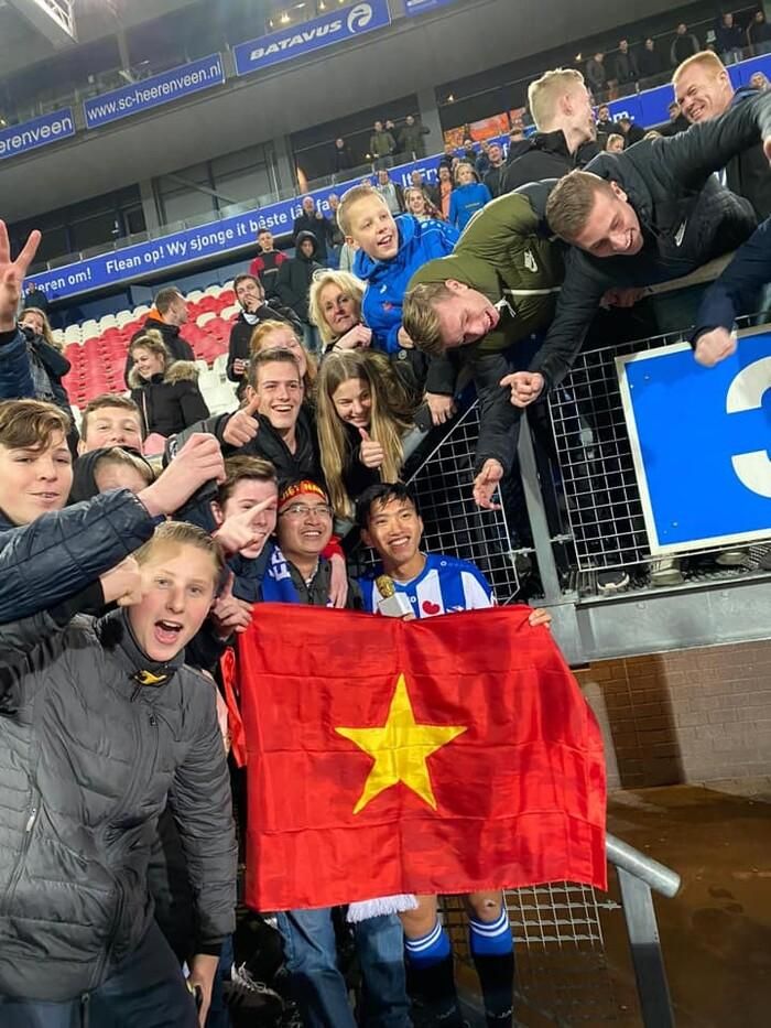Văn Hậu giao lưu cùng các CĐV đội Heerenveen sau trận đấu.