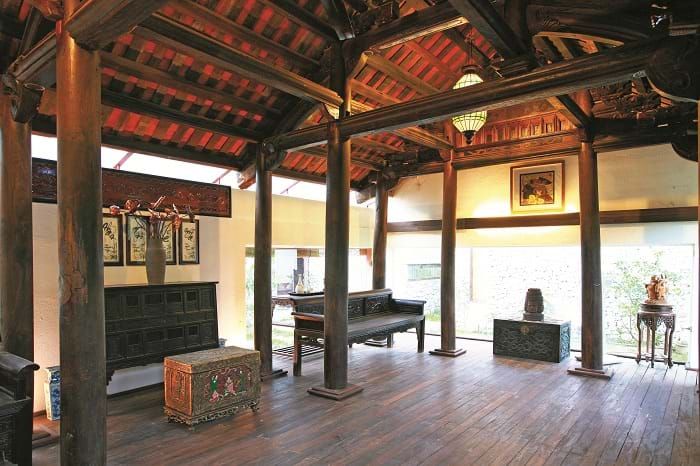 Bên trong nhà gỗ là nơi lưu giữ những đồ sưu tầm của chủ nhân.