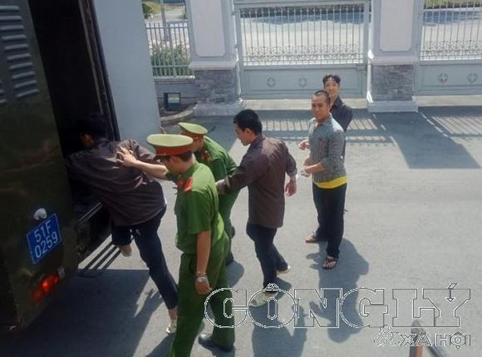 Các bị cáo trên đường dẫn giải ra tòa