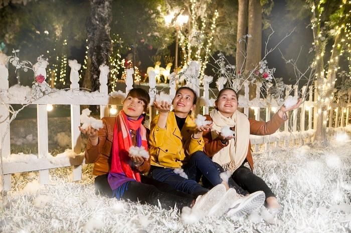 Tại quần thể du lịch này, không chỉ được ngắm tuyết rơi, thưởng thức không gian ngập tràn tuyết trắng, du khách còn được ngắm khu vườn hồng rộng hơn 3.5ha với hơn 600.000 gốc đủ các chủng loại khác nhau, với hàng vạn bông hoa khoe sắc.