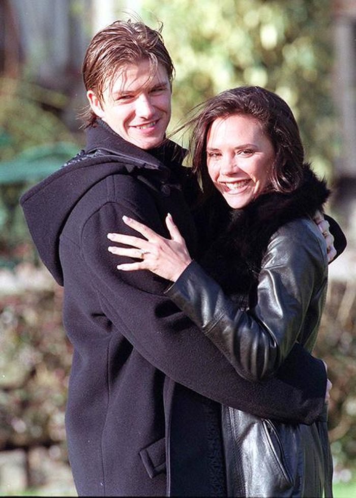 Beckham và Victoria Adams, người hiện đang là vợ anh. Họ đính hôn vào năm 1998