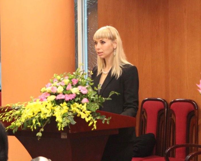 Bà Natalia Shafinskaya - Giám đốc Trung tâm Khoa học và Văn hóa Nga tại Hà Nội phát biểu tại hội thảo
