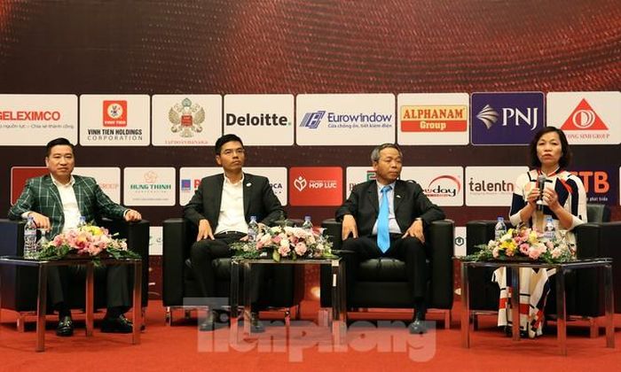 Các diễn giả trao đổi tại tọa đàm