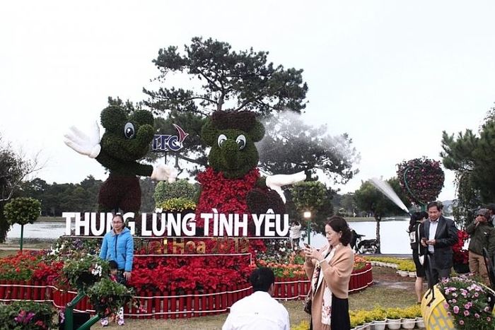 Nổi bật là các chương trình: Lễ khai mạc Festival Hoa Đà Lạt được tổ chức tại Quảng trường Lâm Viên (thành phố Đà Lạt) với chương trình nghệ thuật đặc sắc, dàn dựng công phu, sân khấu được thiết kế dựa trên khung cảnh ba chiều của không gian hồ Xuân Hương, đồi Cù… và sự tham gia của gần 600 nghệ sĩ.