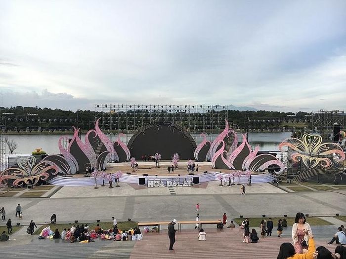 Điểm mới tại Festival Hoa Đà Lạt năm 2019 là tiểu cảnh giới thiệu các loại hoa đặc trưng, thế mạnh của Đà Lạt theo chủ đề mỗi ngày trên mặt hồ Xuân Hương và khu vực xung quanh hồ với mô hình độc đáo, mang nét đặc trưng riêng của thành phố Đà Lạt