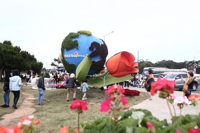 Festival Hoa Đà Lạt năm 2019 với chủ đề “Đà Lạt và Hoa” được tổ chức tại thành phố Đà Lạt, thành phố Bảo Lộc và một số địa phương trong tỉnh Lâm Đồng, diễn ra từ ngày 20 đến 24/12/2019.
