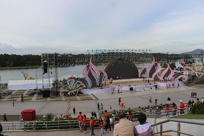 Bên cạnh đó còn có không gian hoa tại khu vực hồ Xuân Hương, một số tuyến phố trung tâm và 5 làng hoa của thành phố Đà Lạt nhằm chuyển tải thông điệp giới thiệu nét đẹp, phong cách người Đà Lạt “Hiền hòa, thanh lịch, mến khách”, du lịch “An toàn, văn minh, thân thiện”