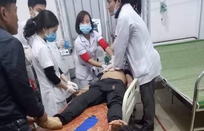 Nạn nhân bị thương được cấp cứu tại bệnh viện