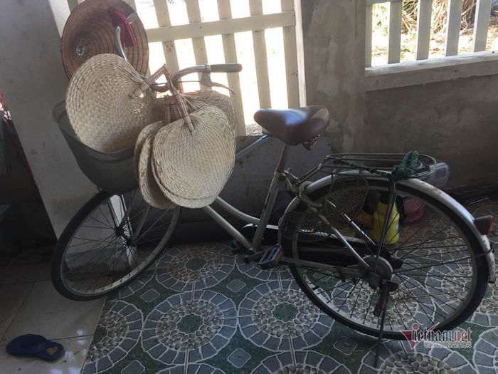 Những chiếc quạt được xếp sẵn trên xe.