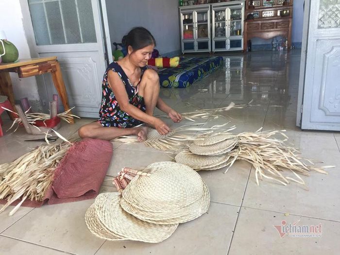 Những chiếc quạt đã đan xong.