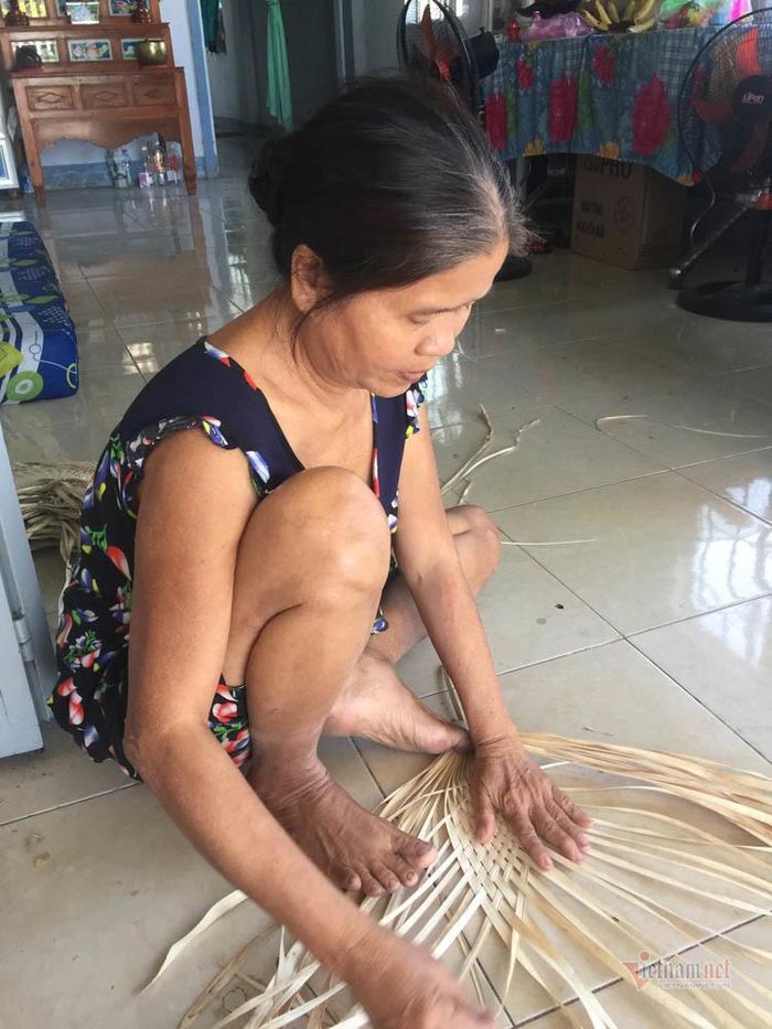 Chị Bảy say sưa với công việc đan quạt.