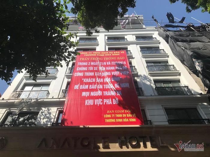 Ngày 21 - 22/9, cơ quan chức năng đã tiến hành cưỡng chế công trình vi phạm trật tự xây dựng tại số nhà 26-28-30 Nhà Chung phường Hàng Trống, quận Hoàn Kiếm.