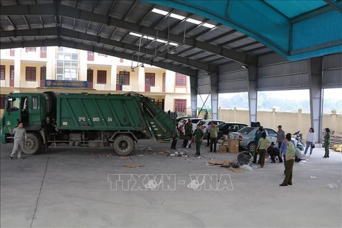 Toàn bộ các lô hàng được ép bằng xe chở rác chuyên dụng. 