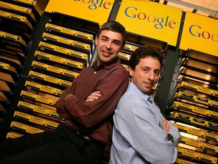 Larry Page (trái) và Sergey Brin (phải) thành lập Google vào năm 1998 khi cả hai đều 25 tuổi. Larry Page là người giàu thứ bảy trên thế giới với tài sản ròng trị giá 65,4 tỷ đô (1,5 triệu tỷ đồng).