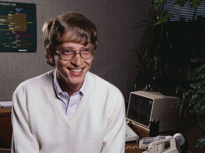 Bill Gates và Paul Allen thành lập Microsoft vào năm 1975 khi Gates chỉ mới 20 tuổi.