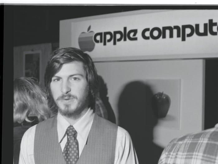 Steve Jobs và Steve Wozniak bắt đầu khai sinh Công ty máy tính Apple vào năm 1976 tại gara xe hơi của Jobs.