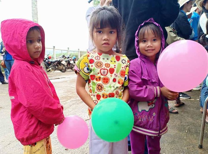Các em nhỏ Bahnar ở xã Krong. Ảnh: H.Y