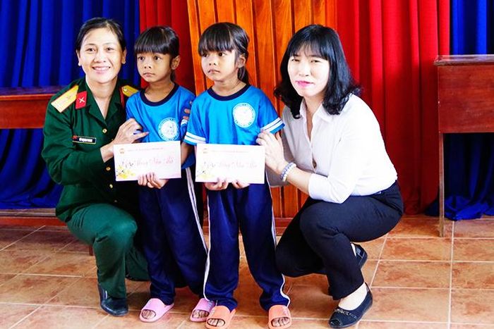  Hội Phụ nữ Bộ CHQS tỉnh nhận đỡ đầu 2 trẻ mồ côi ở xã Khánh Phú, Khánh Vĩnh cho đến khi trưởng thành. 