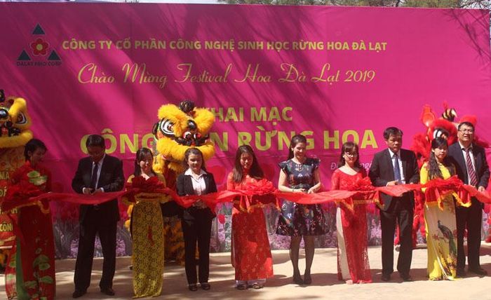 Cắt băng khai trương Công viên Rừng hoa phục vụ du khách dịp Fesstival Hoa Đà Lạt