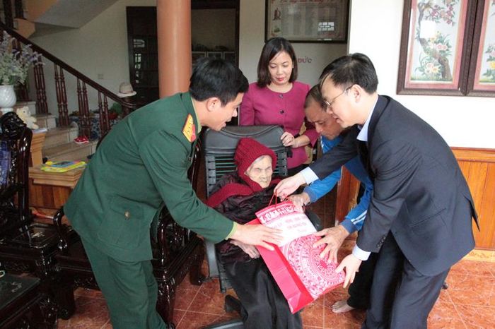 Đoàn công tác tặng quà Mẹ Việt Nam Anh hùng Lê Thị Gừng, xóm Bãi Chẩu, xã Vạn Phái.