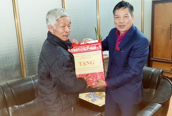 Lãnh đạo huyện Đồng Hỷ tặng quà thương binh Phạm Đình Nam, xóm Vân Hán, xã Văn Hán.