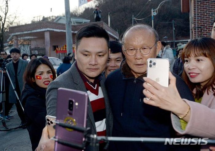 Khi "Mr ngủ gật" xuất hiện rất nhiều người muốn chụp ảnh chung với ông.