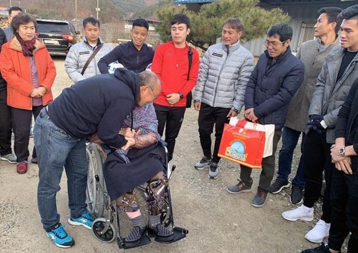 Ngoài ra tại đây ông Park cũng gặp lại mẹ mình bà Baek Soon-jeong năm nay đã 97 tuổi. Biết tin ông về bà đang ở Viện dưỡng lão tới đây để hai mẹ con gặp nhau. Ảnh: VFF.