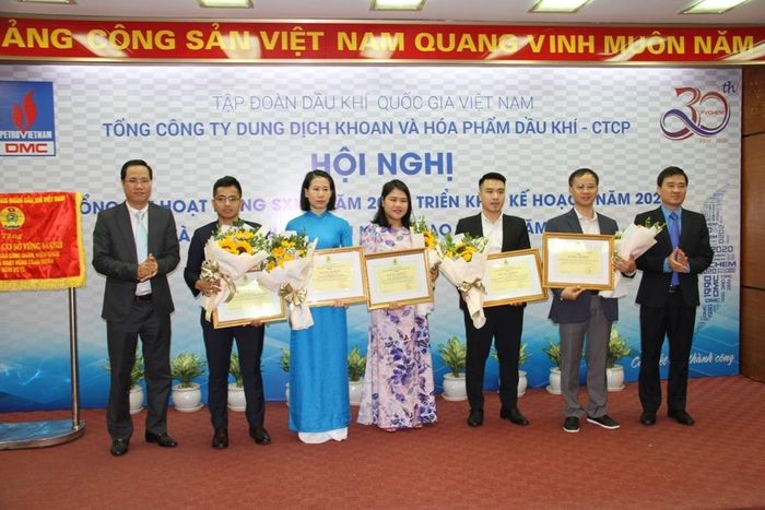 Đồng chí Trương Đại Nghĩa và đồng chí Vũ Anh Tuấn trao tặng bằng khen của Công đoàn Dầu khí Việt Nam.