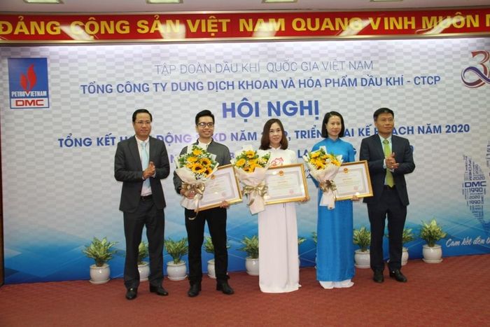 Đồng chí Trương Đại Nghĩa và đồng chí Hoàng Trọng Dũng trao tặng bằng khen cho các cá nhân có thành tích xuất sắc trong hoạt động sản xuất kinh doanh năm 2019. 