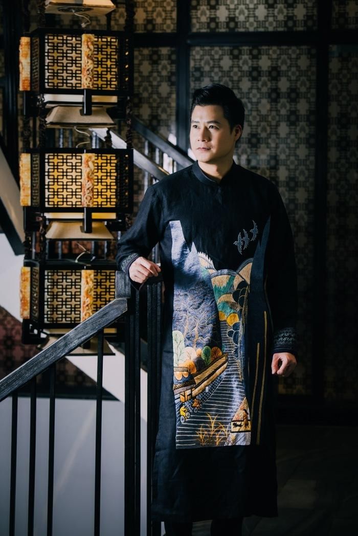 Kĩ thuật lồng ghép những mảng miếng patchwork cho thấy tư duy hiện đại của nhà thiết kế khi không quên thổi hồn hiện đại cho tinh thần truyền thống của tà áo dài Việt Nam.