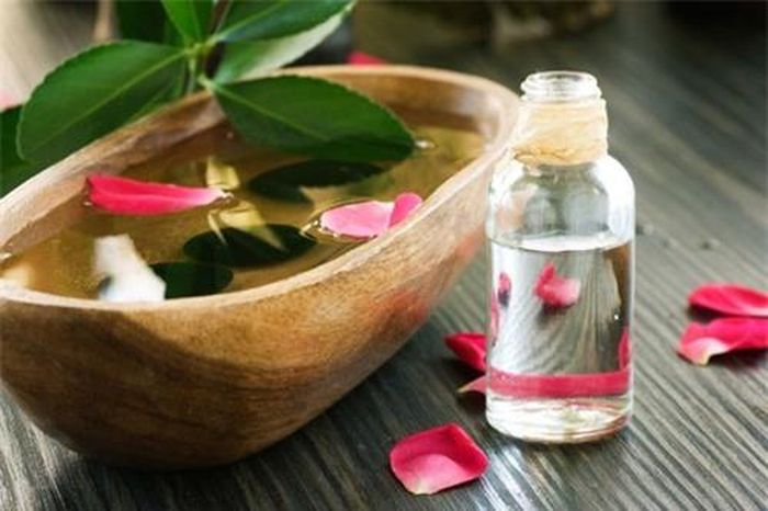 Phái đẹp có thể cải thiện các vết thâm nám, sạm đen, se khít lỗ chân lông bằng tinh dầu hoa hồng