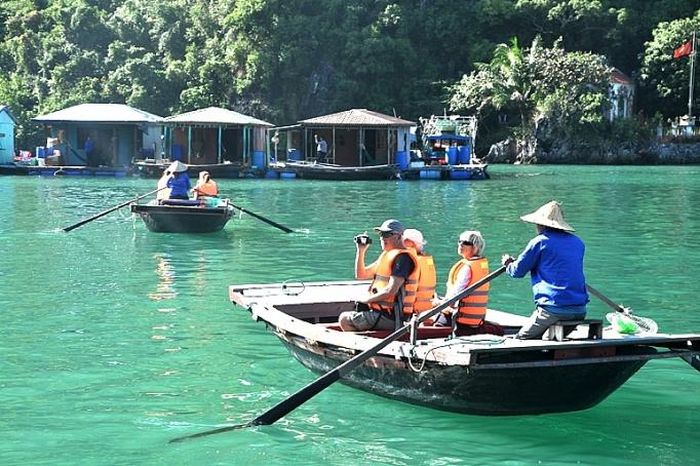 Đi thuyền tham quan làng chài Cửa Vạn