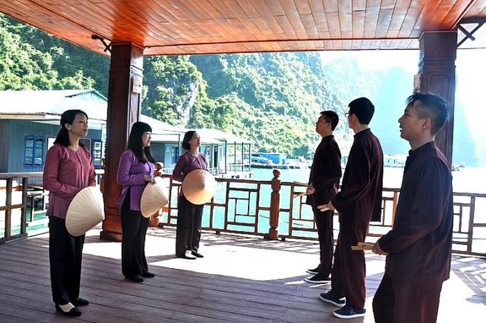 Hát giao duyên phục vụ du khách được thể hiện bởi chính những người con sinh ra ở làng chài Cửa Vạn