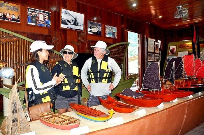 Du khách Pháp hứng thú với những câu chuyện về làng chài
