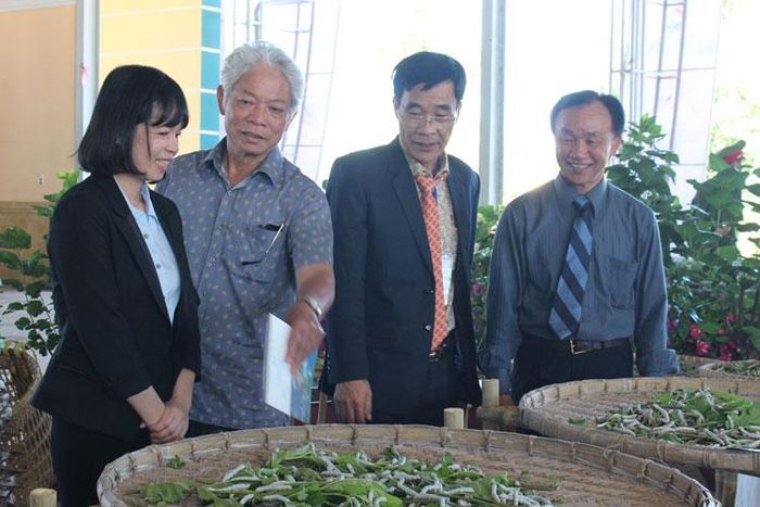 Các lãnh đạo TP Bảo Lộc tham quan công đoạn nuôi tằm