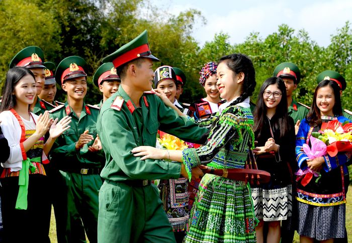  Tuổi trẻ Lữ đoàn 382 (Quân khu 1) trong buổi giao lưu văn nghệ với nữ sinh Trường Phổ thông Vùng cao Việt Bắc.