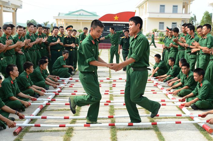 Bộ đội Trung đoàn 31, Sư đoàn 309 (Quân đoàn 4) và điệu nhảy múa sạp truyền thống của đồng bào các dân tộc Tây Bắc.